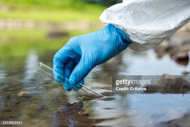 water pollution - wetenschappelijk experiment stockfoto's en -beelden
