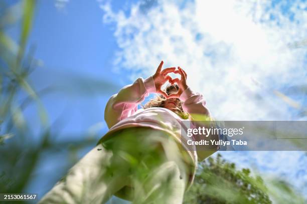 forme de cœur et amour de la nature. - angle inhabituel photos et images de collection