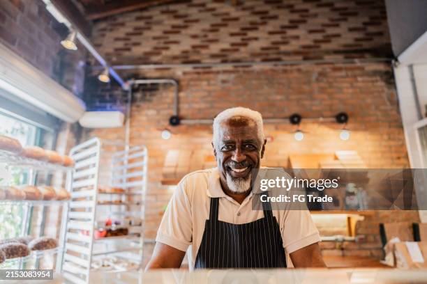 porträt eines älteren mannes in einer bäckerei - arbeitende rentner stock-fotos und bilder