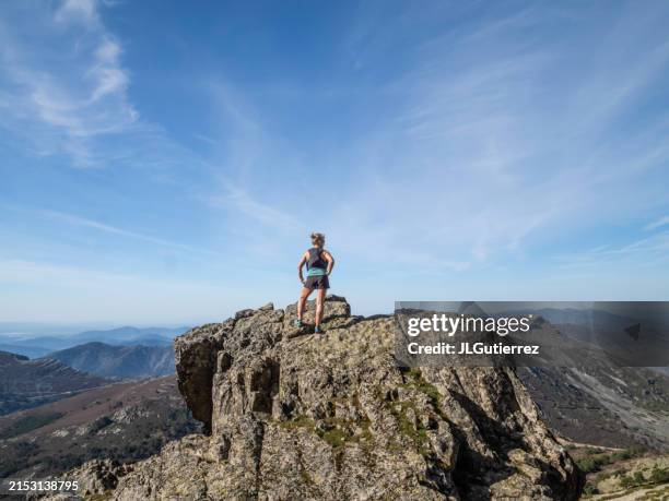 mujer deportiva llegando a la cima de una montaña rocosa - sierra de francia comarca fotografías e imágenes de stock