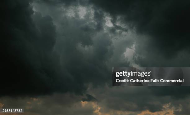 an ominous, black, cloudy sky - ambiente atmosférico fotografías e imágenes de stock