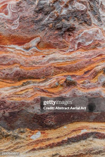 macro photo showing rock strata, broome, western australia, australia - strate géologique photos et images de collection