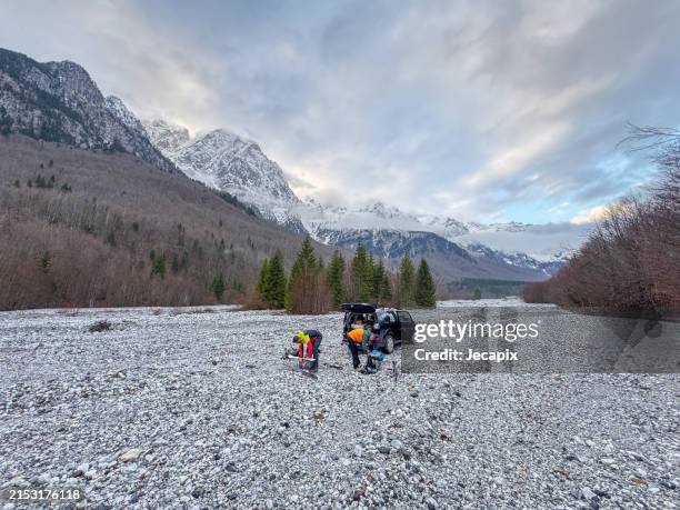 preparations for mountain climbing - esqui e snowboard imagens e fotografias de stock