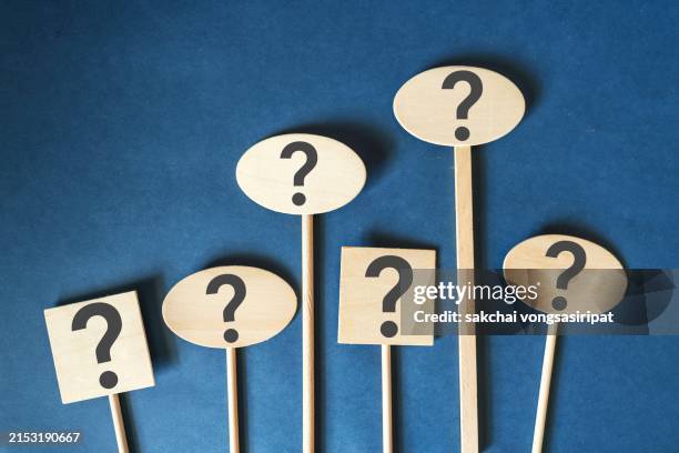 close-up of question mark symbol on wooden sign - vragen en antwoorden stockfoto's en -beelden