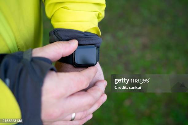 maquette d’écran de montres intelligentes. homme vérifiant les données d’activité sur la smartwatch avec un écran noir vide - capteur dactivité photos et images de collection