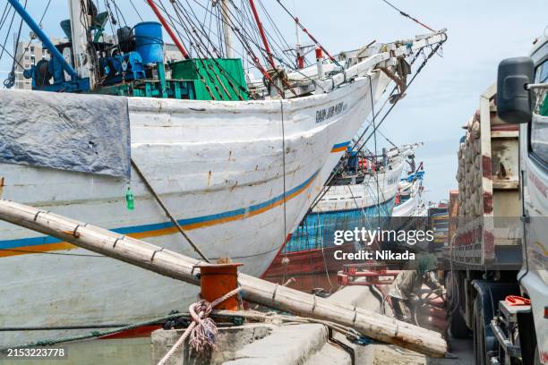 workers load goods at sunda kelapa harbor in jakarta, indonesia - port of jakarta stock pictures, royalty-free photos & images