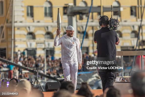 Le rappeur Jul portant la flamme olympique le 8 mai 2024 à Marseille ...