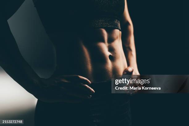 unrecognizable athletic woman with abdominal muscles. - muscolo addominale foto e immagini stock