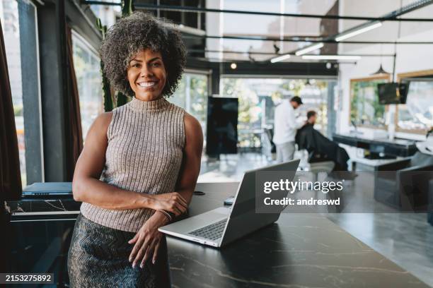 retrato de recepcionista de peluquería - pequeña empresa fotografías e imágenes de stock