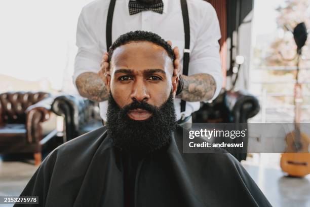 barber cutting hair in barber shop - haar knippen stockfoto's en -beelden