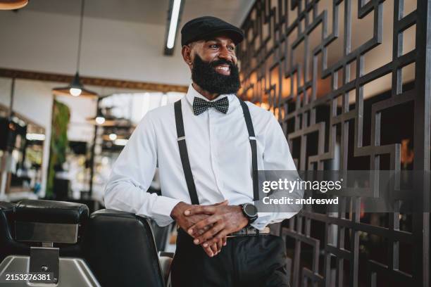 ritratto di un barbiere nel barbiere - papillon accessorio da portare al collo foto e immagini stock