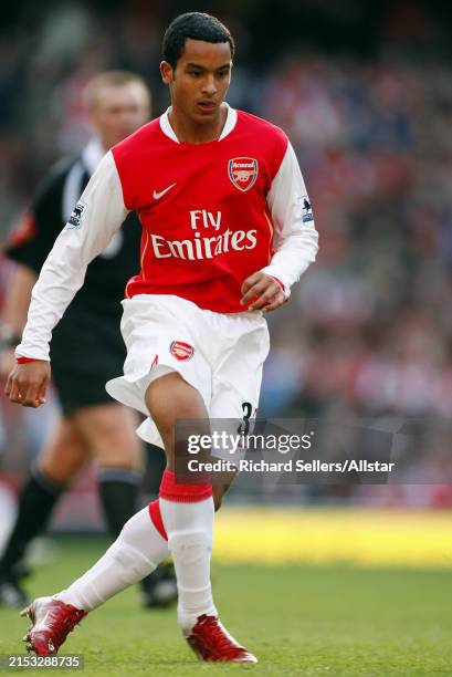 Arsenal O2 Walcott 16,294 Arsenal 2006 Stock Photos, High-Res Pictures, and Images - Getty ...