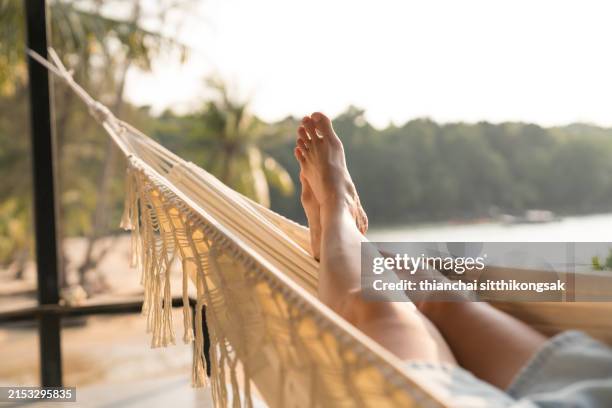 woman relaxing on hammock, feet view - hamaca fotografías e imágenes de stock