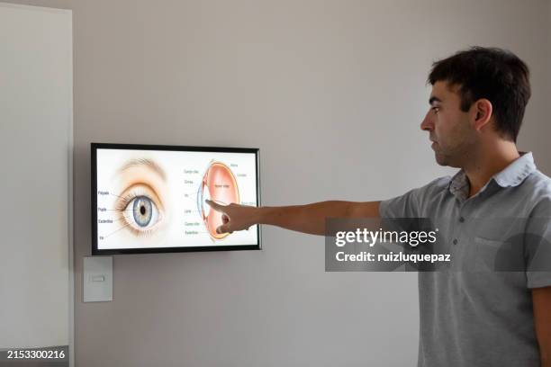 ophthalmologist examining patient in his office - astigmatismo imagens e fotografias de stock