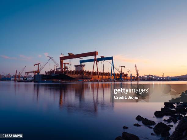 shipyard at sunset - astillero fotografías e imágenes de stock