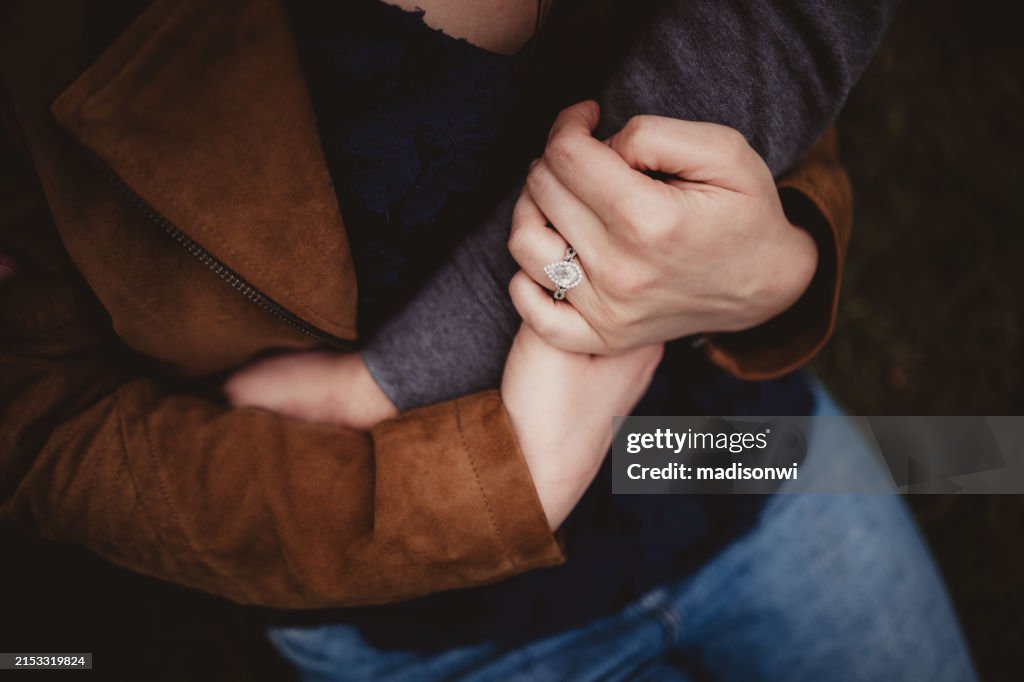 Verlobter Mann und Frau mit Diamant-Verlobungsring