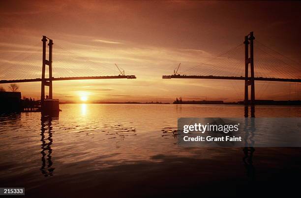 bridge construction in vancouver, canada - bridging the gap fotografías e imágenes de stock