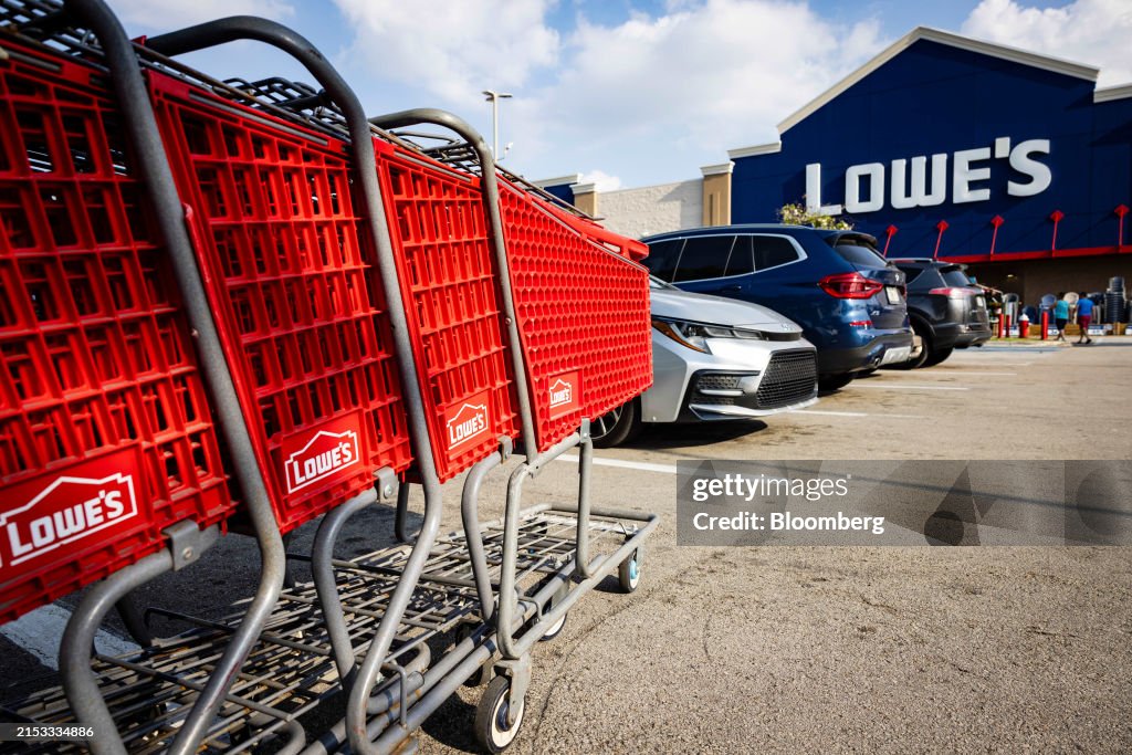 Lowe's Stores Ahead Of Earnings Figures