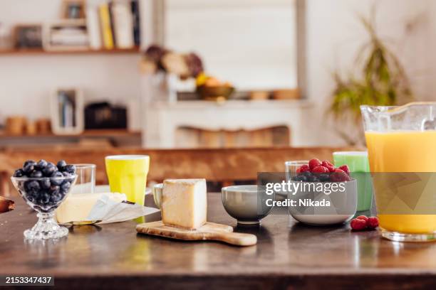 colazione salutare con frutta fresca e succhi di frutta a parigi - preparazione degli alimenti foto e immagini stock
