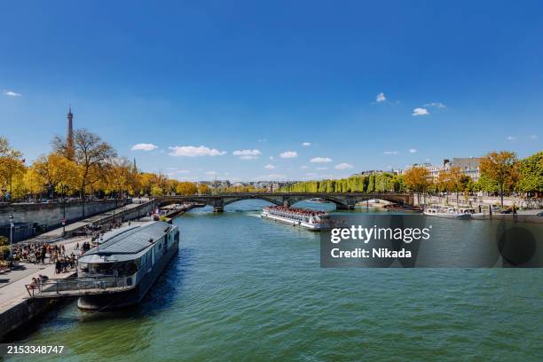 vista panoramica della senna con barche a parigi, francia - fiume senna foto e immagini stock