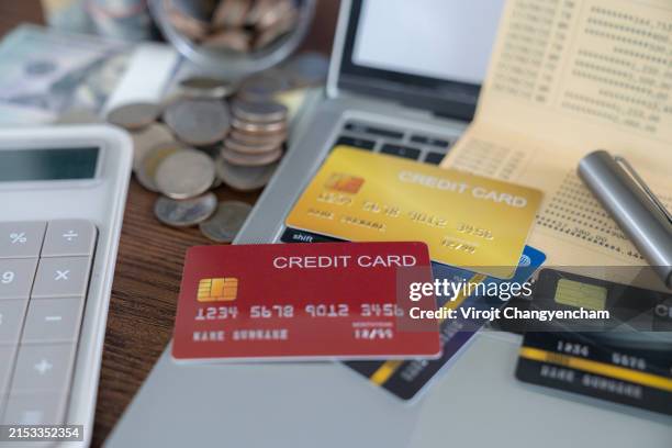 credit card stack on the table - informe de cuenta fotografías e imágenes de stock