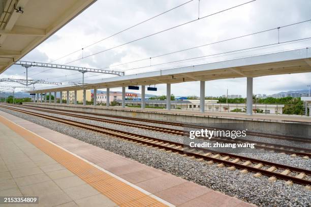 railway tracks and stations - parque de manobras de comboios imagens e fotografias de stock