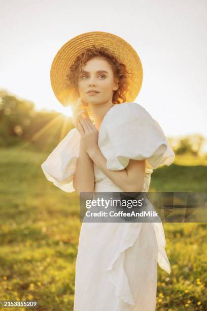 serenidad bañada por el sol - una sola mujer joven fotografías e imágenes de stock