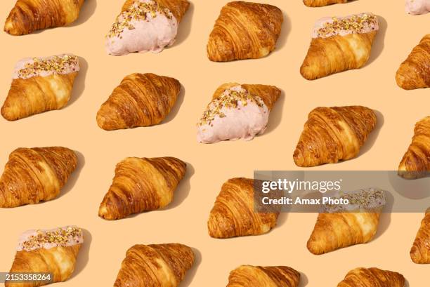 croissant fresco contra um fundo de pêssego pastel - comida salgada - fotografias e filmes do acervo
