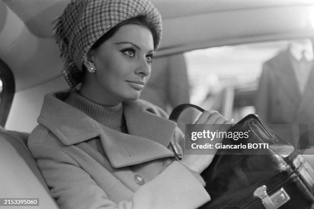 Sophia Loren à l'arrière d'une voiture à Paris, dans les années 1960.