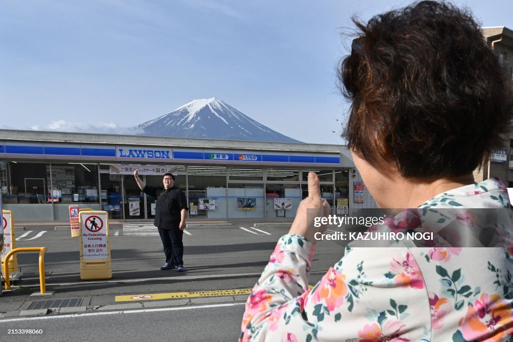TOPSHOT-JAPAN-LEISURE-TOURISM-FUJI