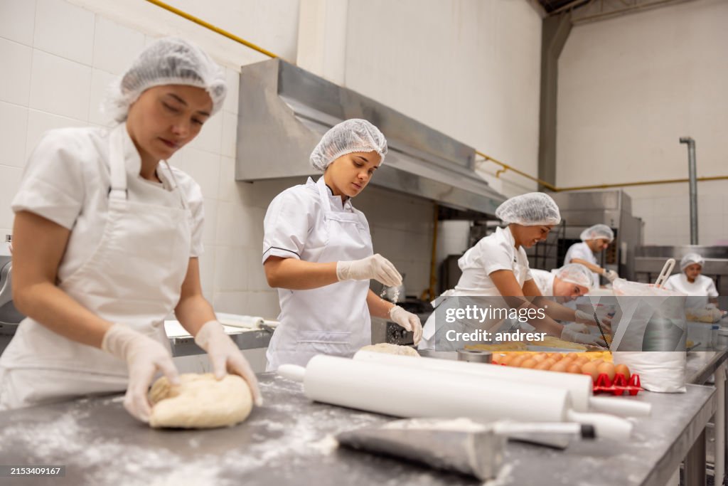 Bäcker, die in der Produktionslinie einer Großbäckerei arbeiten