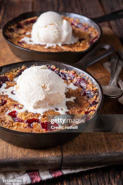 cherry cobbler - kruimeltaart nagerecht stockfoto's en -beelden