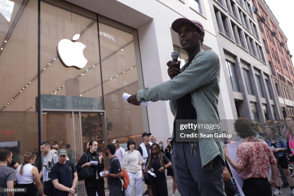 Cobalt Mining Protest At Berlin Apple Store