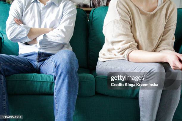 couple on the sofa - terapia de pareja fotografías e imágenes de stock