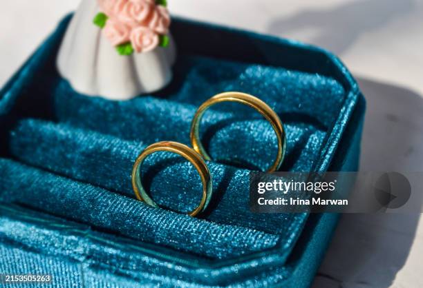 wedding illustration, wedding ring, divorcing separating - runaway stock pictures, royalty-free photos & images