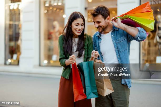 notre chose préférée à faire est de faire du shopping - réduction photos et images de collection