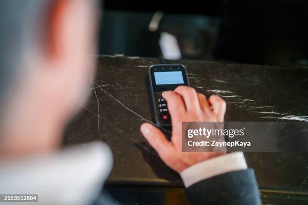 Check Reader Reception 114 Check Reader Stock Photos, High-Res Pictures, and Images - Getty Images