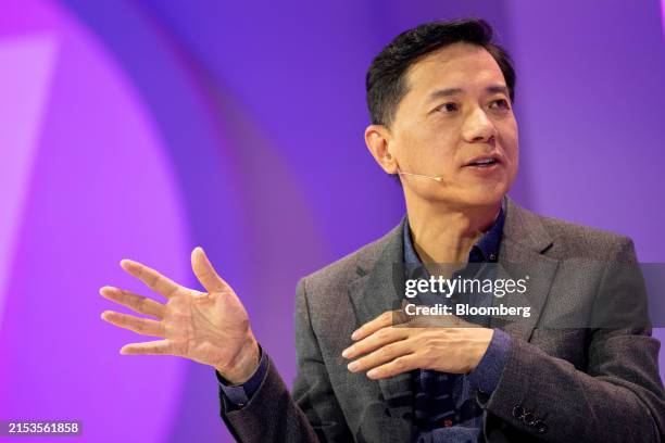 Robin Li Signare 898 Baidu Robin Li Stock Photos, High-Res Pictures, and Images - Getty ...
