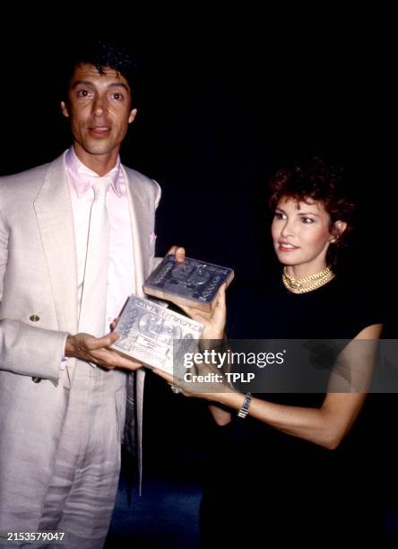 American actor Tommy Tune and American actress Raquel Welch pose for a photo with a drama desk award in New York, New York, circa 1980.