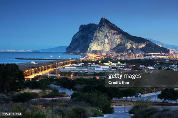 rravel destination: gibraltar rock and la linea de la conception at blue hour - morocco (africa) in the background (spain and gibraltar/ uk) - provinz cadiz stock-fotos und bilder
