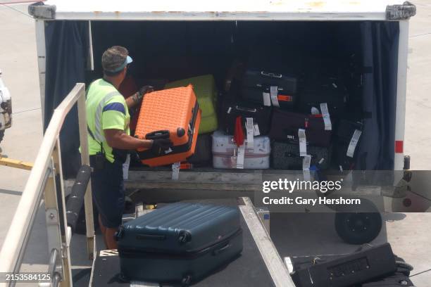 Laggage Ramp United Airlines Ramp Photos and Premium High Res Pictures - Getty Images