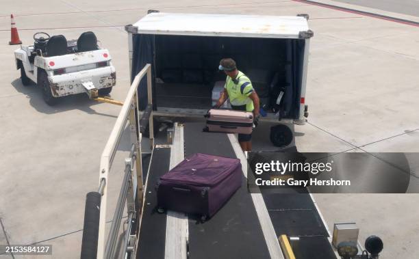 Laggage Ramp 128 United Airlines Ramp Stock Photos, High-Res Pictures, and Images ...