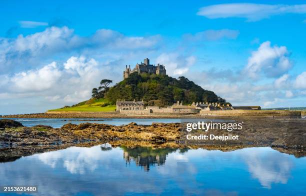 st michaels mount près de marazion en cornouailles, sud-ouest de l’angleterre - marazion-cornwall-england photos et images de collection