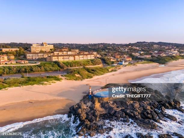 winkelspuit gezeitenbecken am strand - durban stock-fotos und bilder