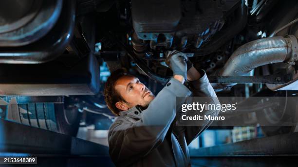 lkw-mechaniker bei der arbeit - autowerkstatt stock-fotos und bilder