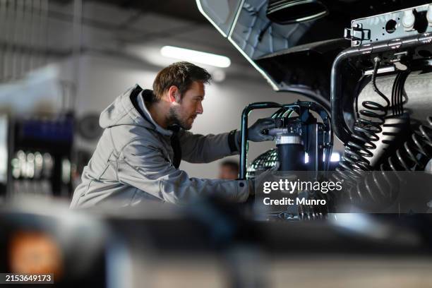 meccanico di camion al lavoro - furgone pickup foto e immagini stock