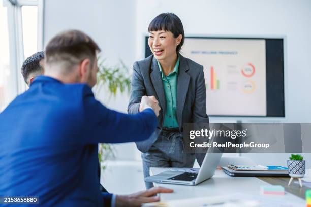 Computer Person Handshake 20,271 Computer Handshake Stock Photos, High-Res Pictures, and Images ...
