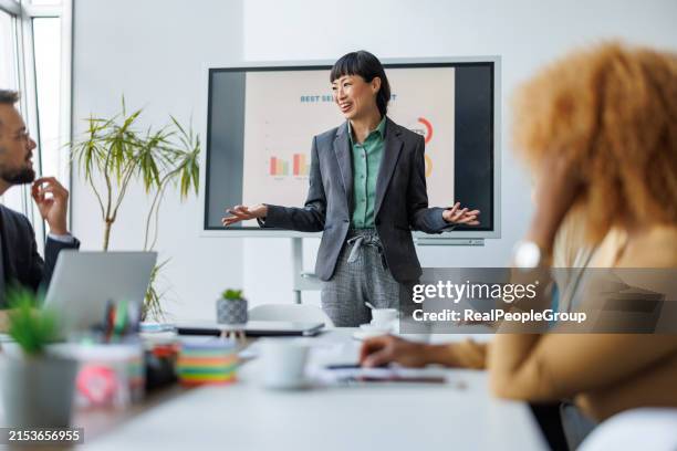 businesswoman presenting in a meeting - palestra imagens e fotografias de stock