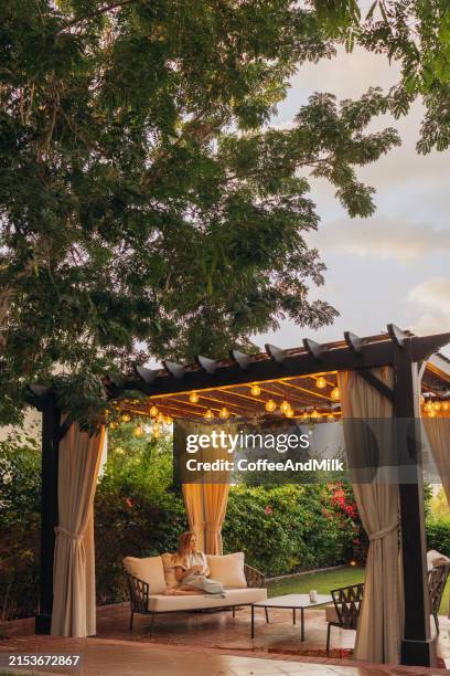 abend unter der pergola - terrasse-grundstück stock-fotos und bilder