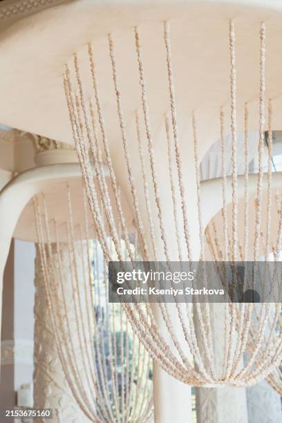 huge white shell chandelier - fitting stockfoto's en -beelden